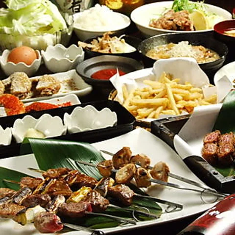 串焼きや揚げ物の大皿が並ぶ宴会向けの料理