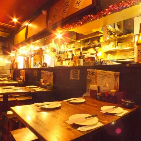 木のテーブル席が並ぶ店内