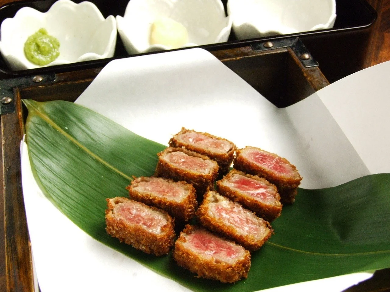 厚切りの極上ビーフトロカツを断面が見えるように切り分けた一皿
